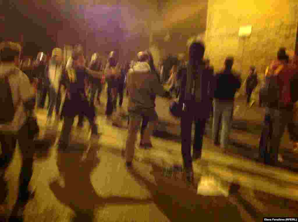 Полиция пару раз задерживала активистов