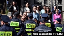 Главным требованием участников акции протеста, собравшихся сегодня у здания парламента в Тбилиси, была отставка главы комитета по правам человека Софии Киладзе