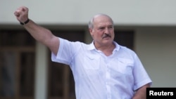 Лукашэнка выступае на мітынгу сваіх прыхільнікаў ў Менску 16 жніўня 2020 году.