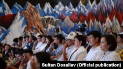 Төртүнчү "Мекендештер" форумуна келген чет жакта иштеген кыргызстандыктар. Чолпон-Ата. 8-август, 2018-жыл.
