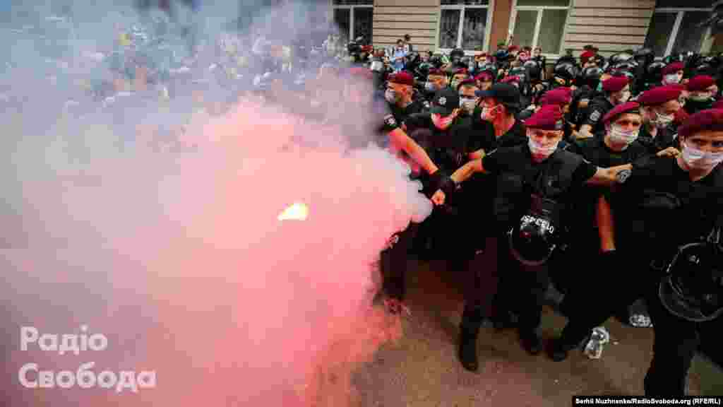 Тиснява була й під самою будівлею суду, куди не пропускали громадян, що прийшли спостерігати за судовим засіданням у справі Стерненка