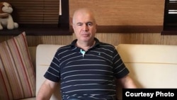 Однако Аднан не намерен прекращать борьбу и молчать