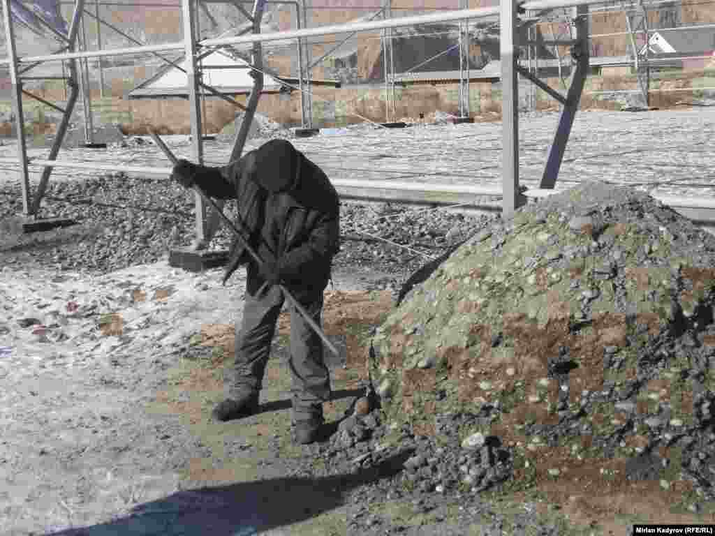 Муз аянтчасы быйылча убактылуу суу менен тоңдурулат.&nbsp;