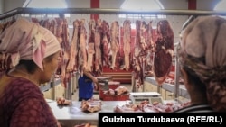 Бишкек шаарындагы "Ош базарынын" эт бөлүмү.