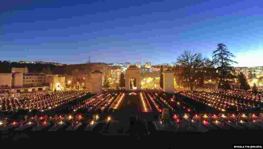 На Личаківському кладовищі у Львові горять свічки на польських могилах
