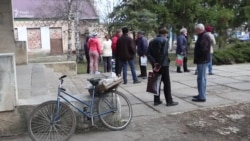 Жителі Пісків вимагають дозволу повернутися додому (відео)