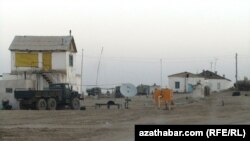 Çölüň ortasyndaky bu obanyň ýaşaýjylary dünýä wakalaryndan üzňe däl. Olaryň birnäçesiniň öýlerinde çanak antennalary hem bar.