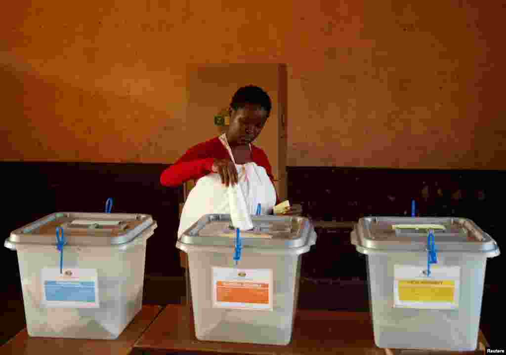 Женщина бросает в урну избирательный бюллетень, Хараре, 30 июля 2018 года.&nbsp;