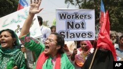 Сьвяткаваньне Дня працы ў Пакістане, надпіс на плякаце «Работнікі не рабы»