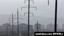 2010-njy ýylyň fewral aýynda Fransiýanyň “Şnaýder elektrik” kompaniýasy 600 müň ilatly diýlip hasaplanýan paýtagt Aşgabadyň elektrik infrastrukturasyny täzelemek barada türkmen hökümeti bilen şertnama baglaşypdy. 
