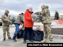Керівники передають РВІТ безпілотники, рації та бронежилети російським військовим на окупованій Донеччині, листопад 2023 рік