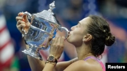 Арына Сабаленка з трафэем US Open