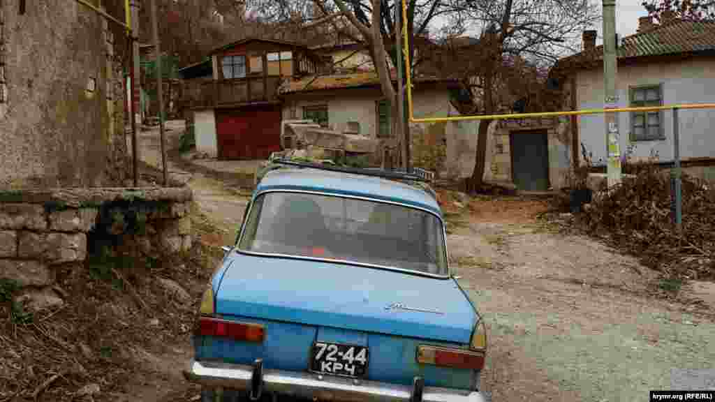 &laquo;Москвич&raquo; із кримськими номерами часів СРСР на провулку Гірському