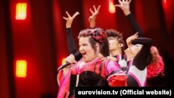 Нетта сынакта ырдап жаткан учуру. 