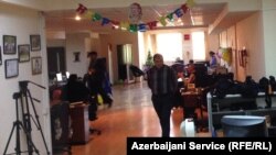 В пятницу сотрудники Генпрокуратуры провели в бакинском бюро Радио Свобода «Радио Азадлыг» обыск, после чего опечатали офис. Были изъяты печать, документы организации, а также компьютеры и другое оборудование