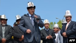 Оппозиция лидерлери Жалал-Абаддагы митингде, 10-апрель, 2010.