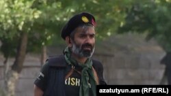 Արայիկ Խանդոյանը ՊՊԾ գնդի տարածքում, հուլիս, 2016 թ․