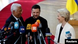 Прэзыдэнт Украіны Ўладзімір Зяленскі (у цэнтры) з прэзыдэнткай Эўракамісіі Ўрзуляй фон дэр Ляен і прэзыдэнтам Эўрапейскай рады Антонью Коштам размаўляюць з журналістамі перад пачаткам саміту ЭЗ у Брусэлі, 6 сакавіка 2025 