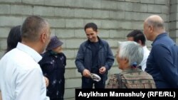 Активист Курал Исманов (в центре) в окружении друзей и сторонников. Алматы, 1 июня 2016 года.
