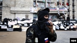 Сторонник поддерживаемых Россией сепаратистов в городе на востоке Украины.
