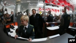 Віктор Янукович на ділянці прикордонного контролю на відкритті нового Донецького аеропорту, фото 14 травня 2012 року