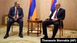 Премьер-министр Армении Никол Пашинян (слева) и лидер Нагорного Карабаха Бако Саакян (архив)