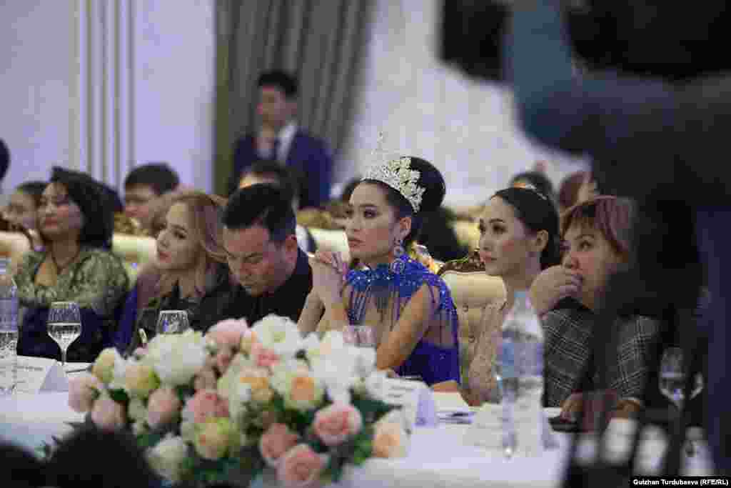 Калыстар тобунун мүчөсүнүн бири, 2017-жылы &quot;Кыргызстандын сулуусу&quot; наамын жеңип алган Бегимай Карыбекова болду.&nbsp;