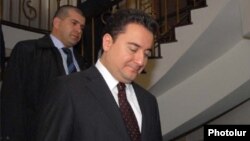 Ալի Բաբաջանը Թուրքիայի ԱԳ նախարարի պաշտոնում ժամանել է Երևան՝ մասնակցելու ՍԾՏՀ նիստին, 16-ը ապրիլի, 2009թ․