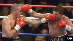 Чемпион мира по боксу по версии IBF Василий Жиров (справа) против Дейла Брауна. США, 18 октября 1999 года.