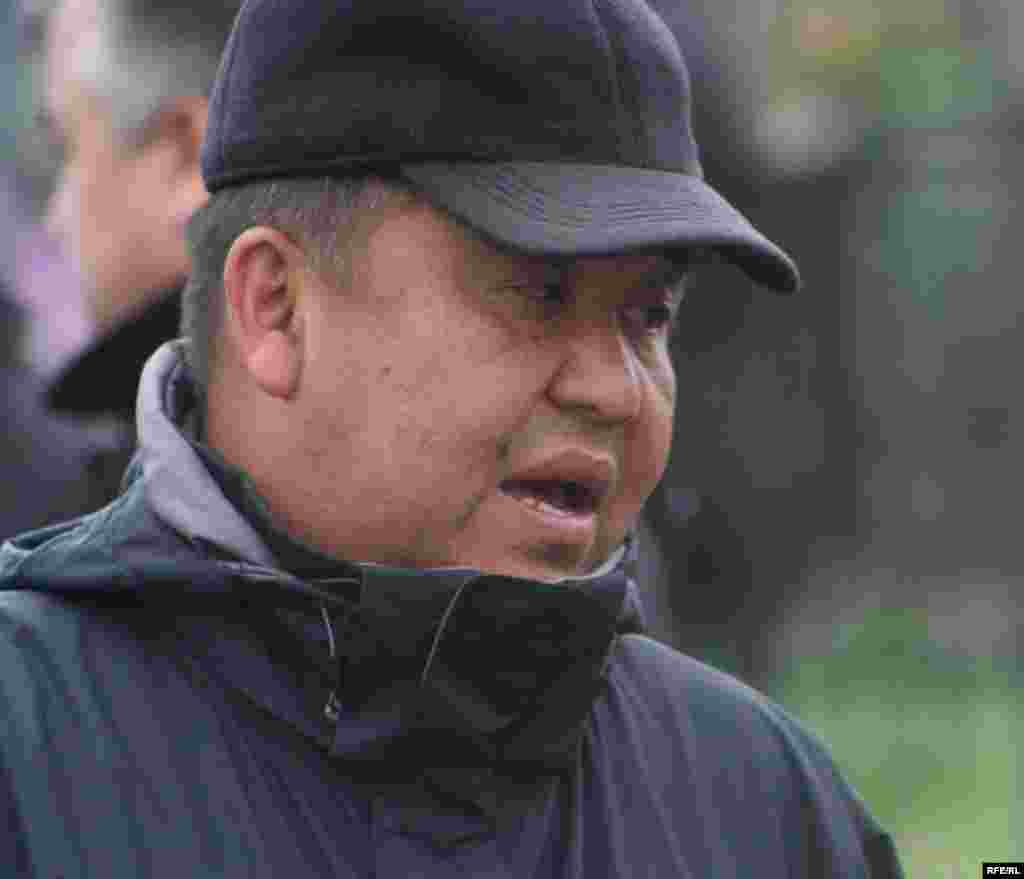 Оппозициялык саясатчы Болот Шерниязов маркумдун өлүмүн атайын буйрутма деп эсептейт - Kyrgyzstan -- Funeral of Medet Sadyrkulov, Former Head of Presidential Staff,12april2009 