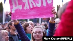 Участница встречи с Порошенко, 22 апреля 2019.
На плакате надпись "Дякую" ("Благодарю")