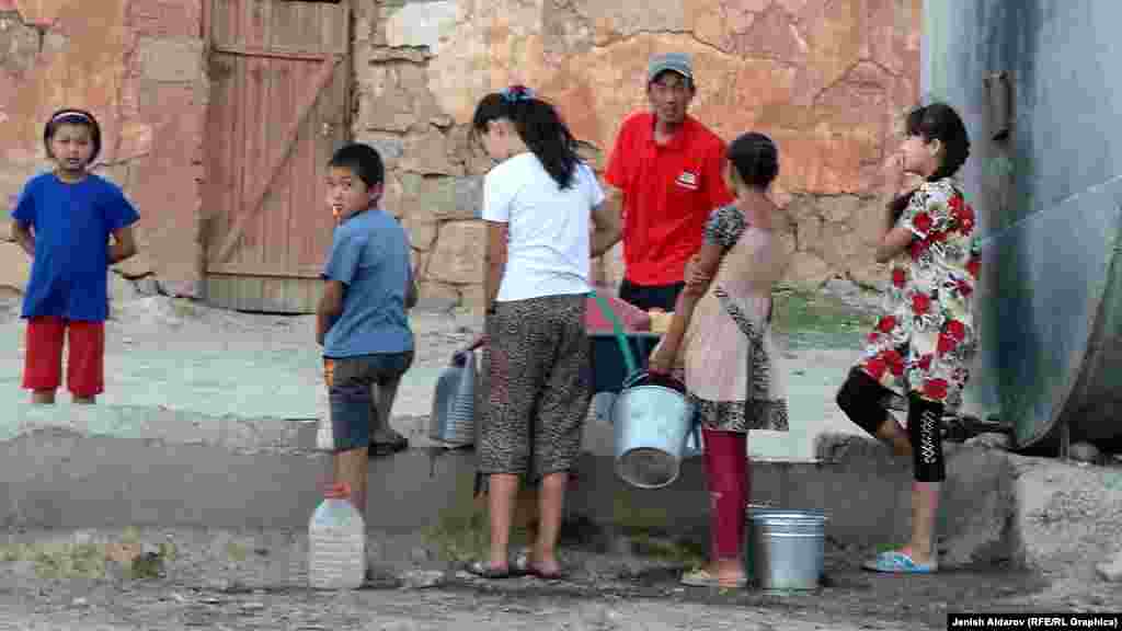 Айылдын эки жерине насос менен суу жеткирилип, чоң идиштерге толтурулат. 