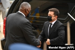 Ллойд Остін вітає президента України Володимира Зеленського. Пентагон, 31 серпня 2021 року