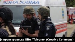 Поліція і медики на місці удару РФ у Дніпрі, 24 червня 2025 року