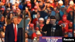 Дональд Трамп и Илон Маск во время предвыборного митинга, 5 октября 2024 года
