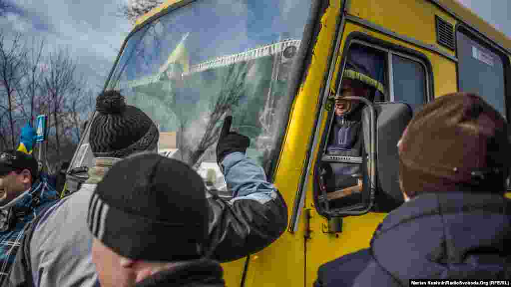 Активісти пропускали автомобілі з дітьми, вагітними жінками та людьми похилого віку, спецтранспорт та, інколи, маршрутні таксі.&nbsp;