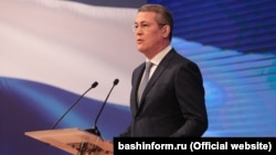 Радий Хәбиров юллама белән чыгыш ясый