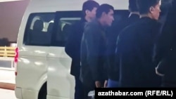 Minibusa münmek üçin nobatyna garaşýan ýolagçylar. Aşgabat (arhiw suraty) 