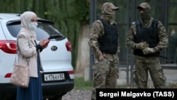 Ілюстраційне фото. Російські силовики поблизу підконтрольного Росії Київського районного суду Сімферополя, Україна, 2021 рік