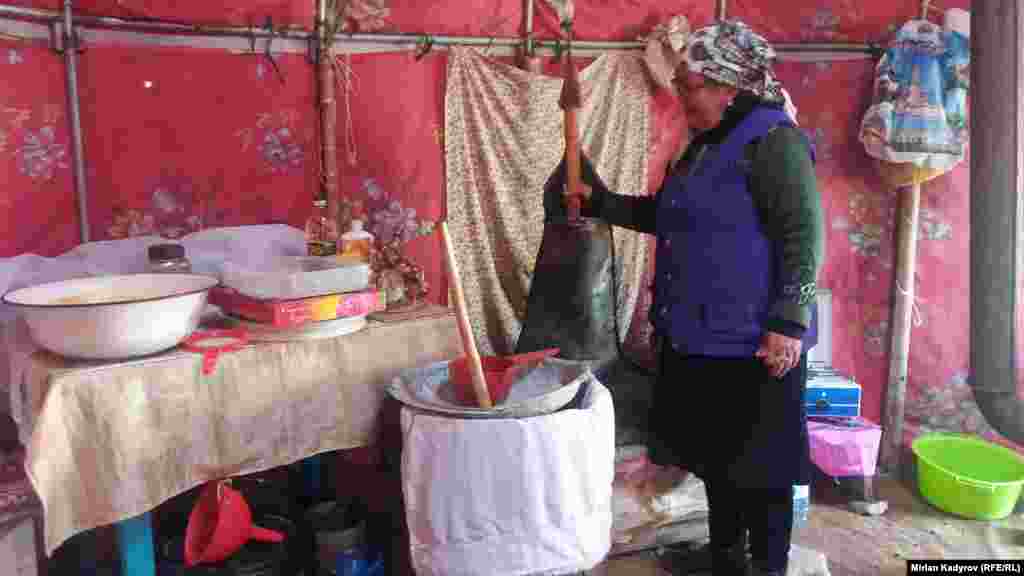 Кымыз ышталган сабада ачытылат.