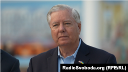 «Я сподіваюся, що ці ділові відносини будуть поширюватися і на військову сферу. Щоб американський військово-промисловий комплекс продавав Україні зброю, яку ми розробляємо», заявив Ліндсі Грем