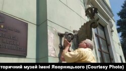 У музеї пояснили, що символи були розташовані на висоті понад три метри й раніше їх не помічали