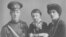 Фотография счастливой семьи. Лев Гумилев с родителями, 1915