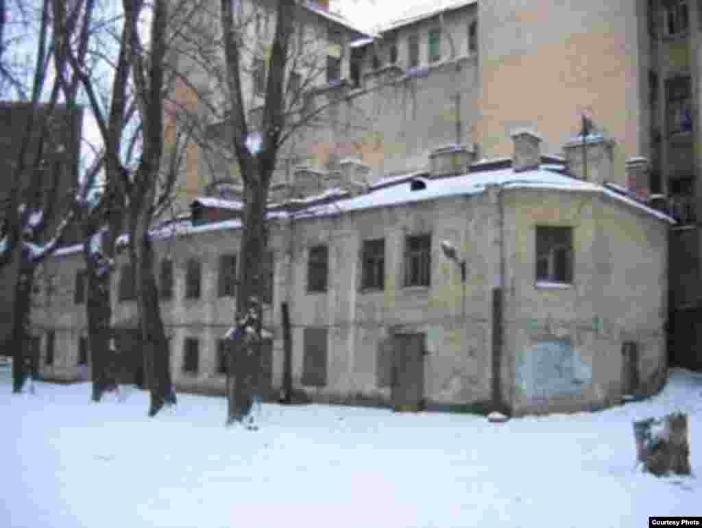 2-я линия В. О., дом № 43а. В 2006 году в районе этих зданий производились раскопки с целью узнать, сохранилось ли что-нибудь от мастерской Ломоносова, находившейся в доме № 43а по 2-й линии. Ранее было объявлено, что вместо этих зданий планируется построить жилой дом