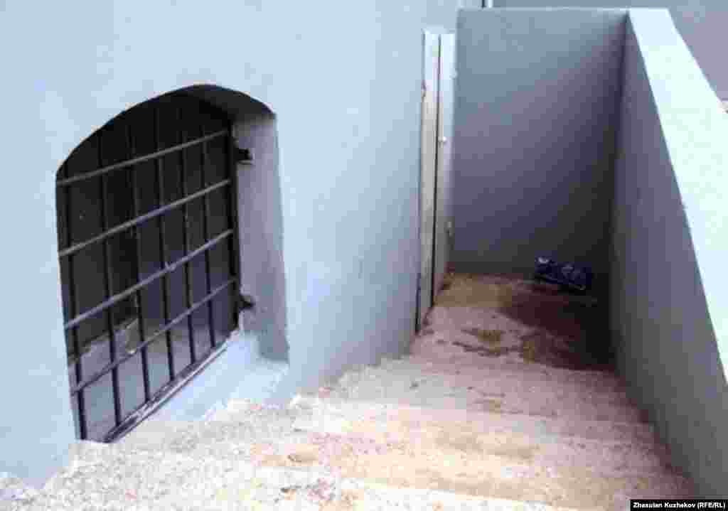 Казакстандын Караганды облусунда жайгашкан "Карлаг" лагериндегилерди НКВДчылар жертөлөнүн кире беришинде атышкан. 