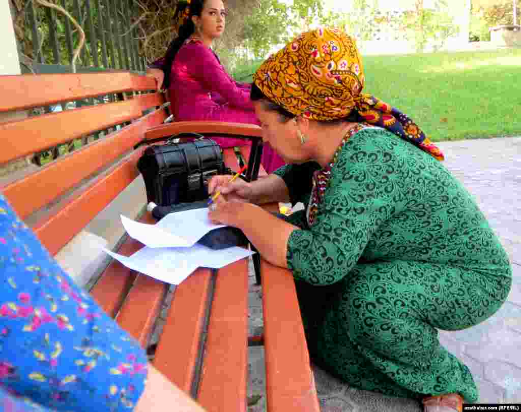 Türkmenistanyň Ýokary kazyýetiniň öňünde kabul edilmegine garaşyp nobata duran adamlar arza ýazmak üçin özüçe mümkinçilik tampaga mejbur bolýarlar.