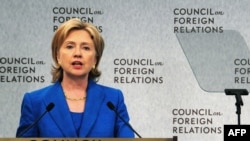 ABŞ-niň Döwlet sekretary Hillari Klinton Daşary Gatnaşyklar Boýunça Geňeşiň öňünde çykyş edýär, Waşington, 15-nji iýul, 2009 ý.