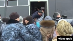 Задержание людей у здания МВД Казахстана. Нур-Султан, 25 февраля 2020 года.