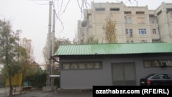 Şu ýylyň dowamynda bolsa käbir köpgatly ýaşaýyş jaýlarynda we çagalar baglarynda Germaniýada öndürilen täze kotelnýalar hem goýuldy. Emma ýaýjylaryň käbiri bu kotelnýalaryň garaşylan netijäni bermändigini aýdýarlar.