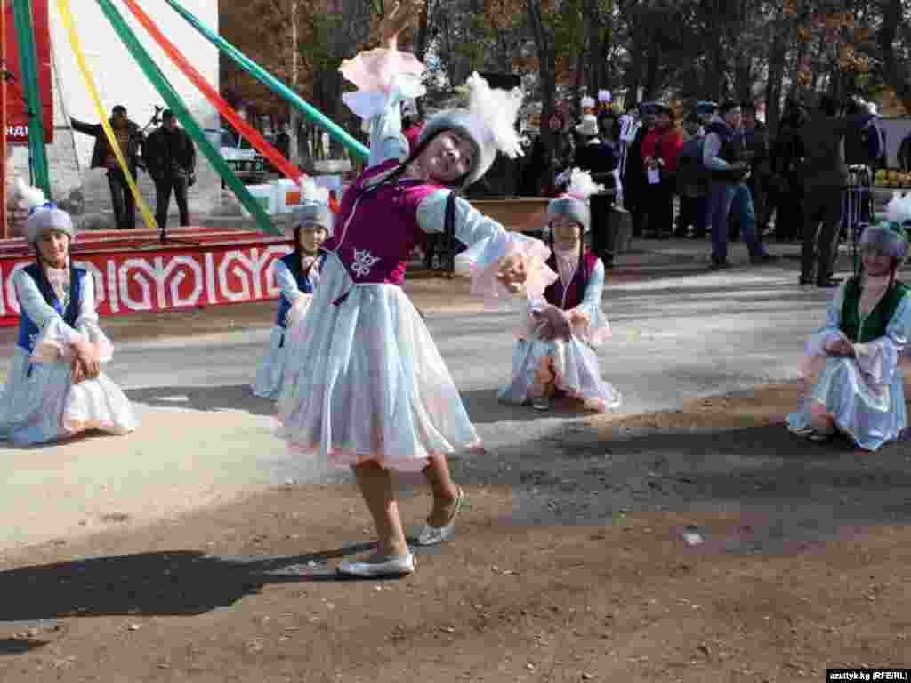 Танцоры во время фестиваля "Яблоко" ("Алма") в Кочкорской долине. 2010 г.  - Жители Кочкорской долины и гости собрались на фестиваль "Яблоко" ("Алма") в Кочкорском районном центре Нарынской области.   Целью фестиваля было поддержка местного земледелия, садоводства и туризма. 30 октября 2010 г.